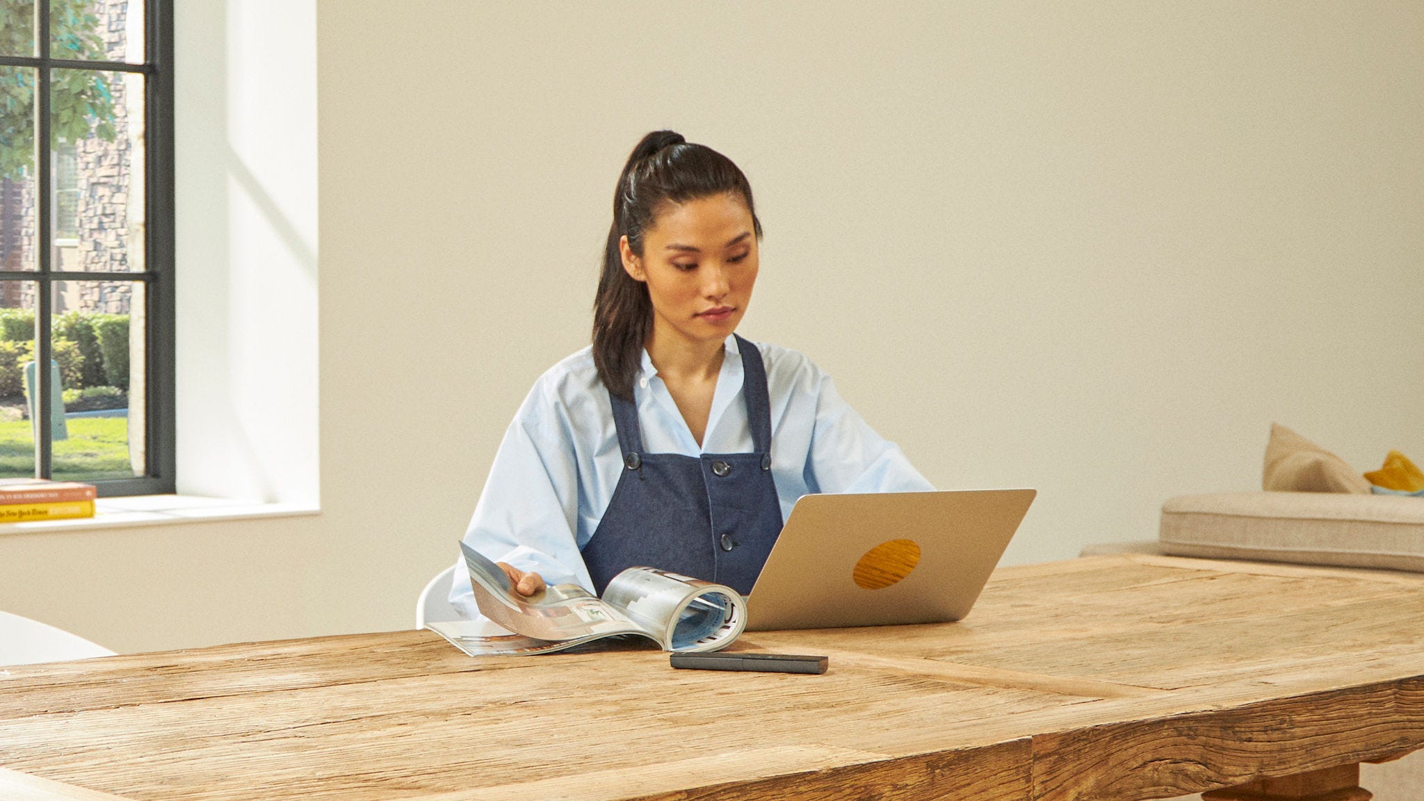 Ženska s prenosnikom