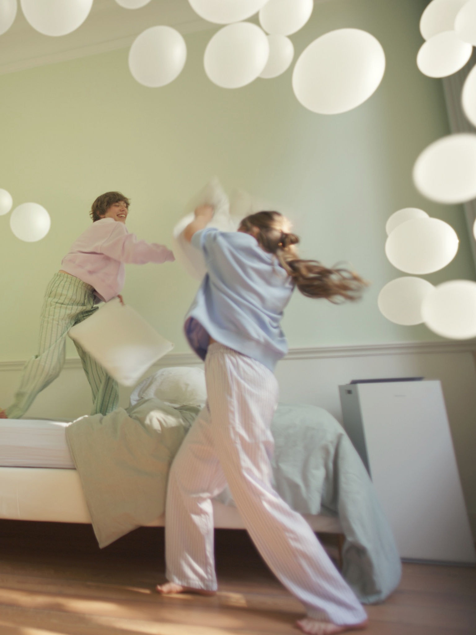 Deklici se igrata v spalnici z uravnoteženo vlažnostjo, ki jo zagotavlja čistilnik zraka Daikin