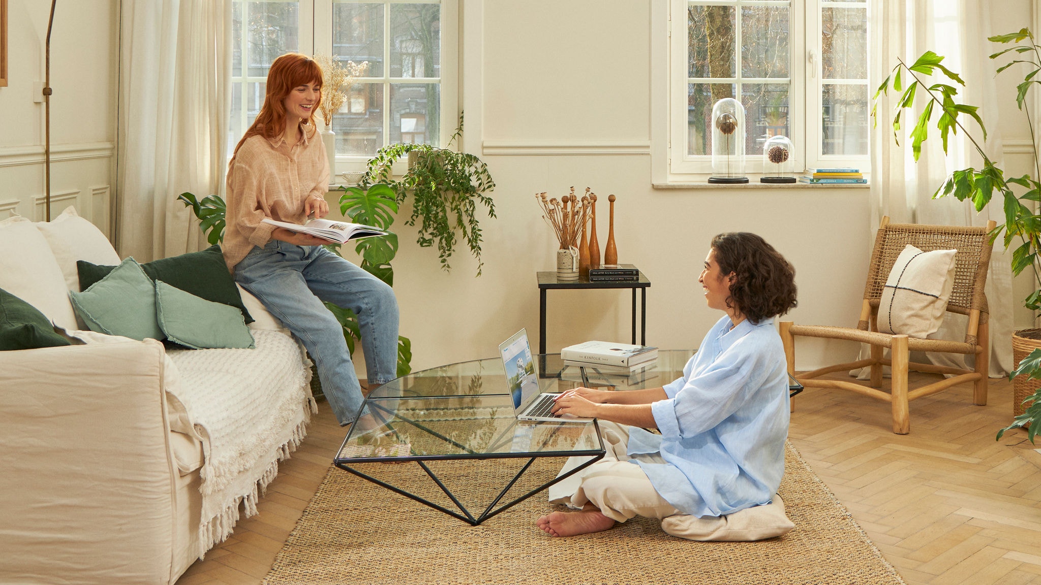 Dve ženski, ki sedita v svoji dnevni sobi