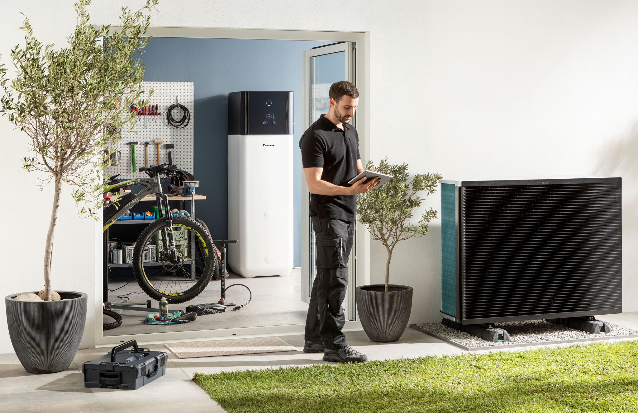 Monter preverja zunanjo enoto toplotne črpalke zrak–voda in bojler