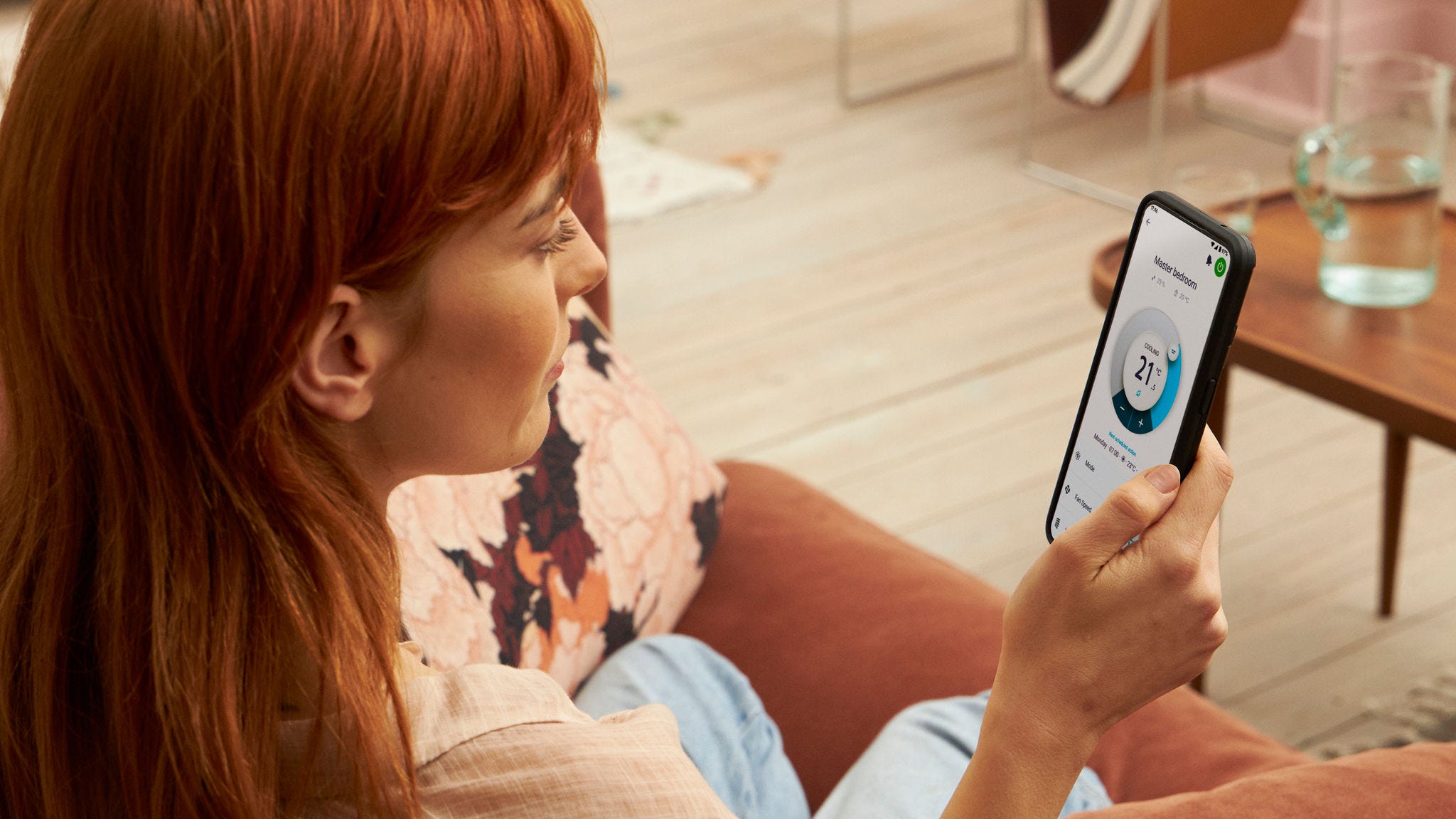 Ženska uporablja aplikacijo za upravljanje svoje rešitve za ogrevanje