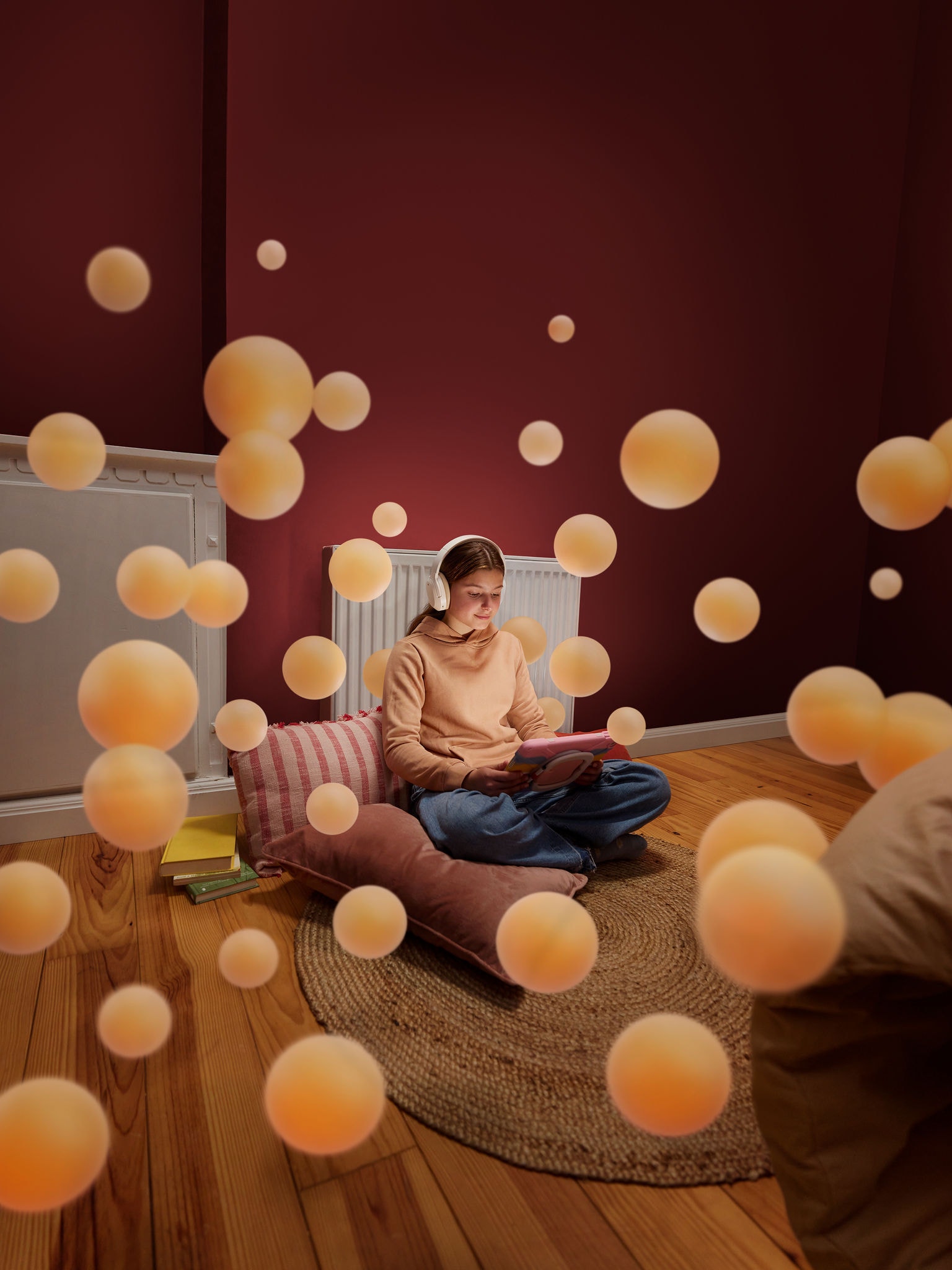 Dekle bere v prijetni sobi s toplimi tlemi in popolno temperaturo