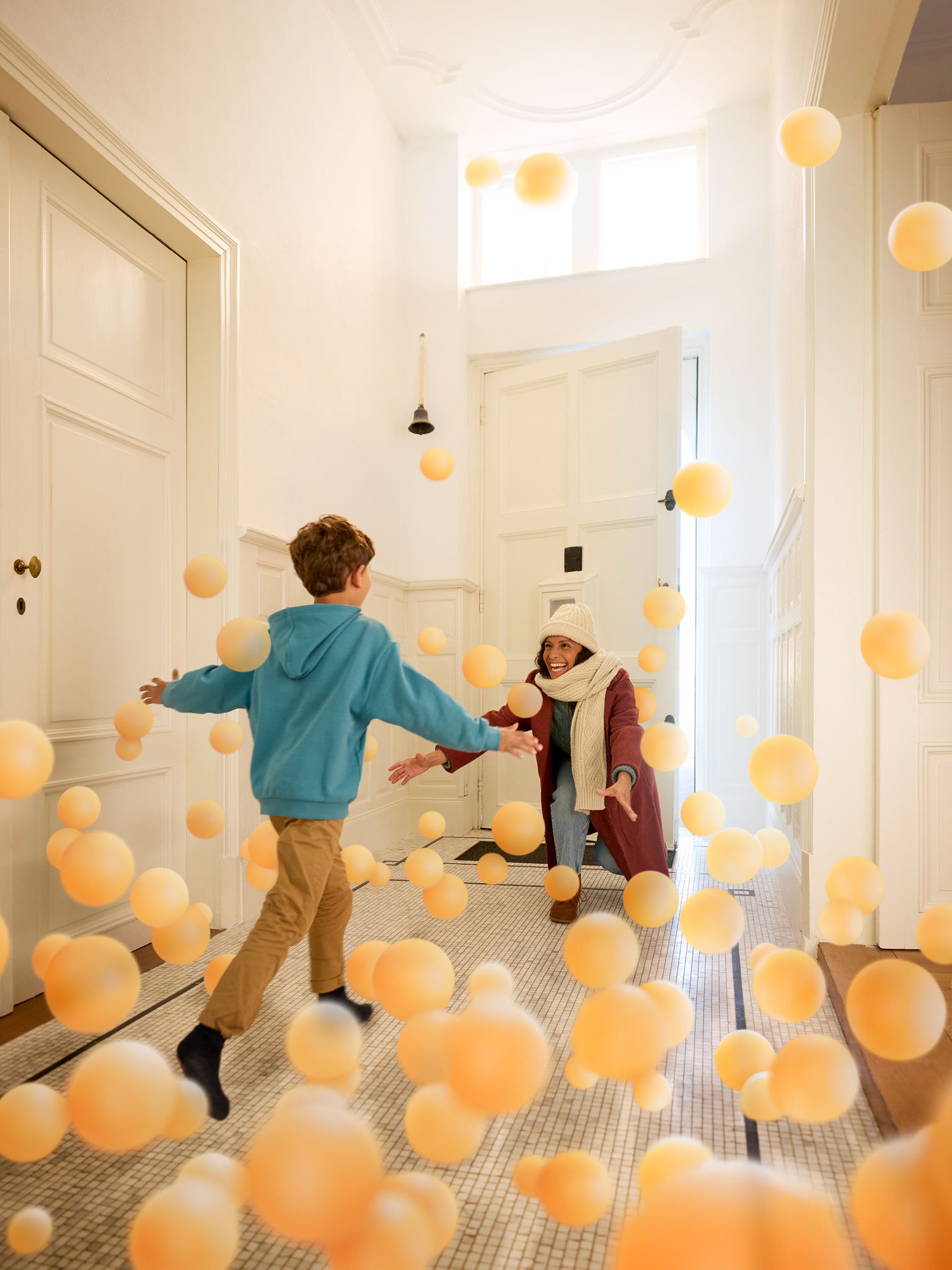 Sin objema mamo v prijetnem hodniku, kar simbolizira udobje, toplino in nevidni vpliv čistega ter popolnoma uravnoteženega zraka v prostorih, ki ga zagotavljajo rešitve Daikin