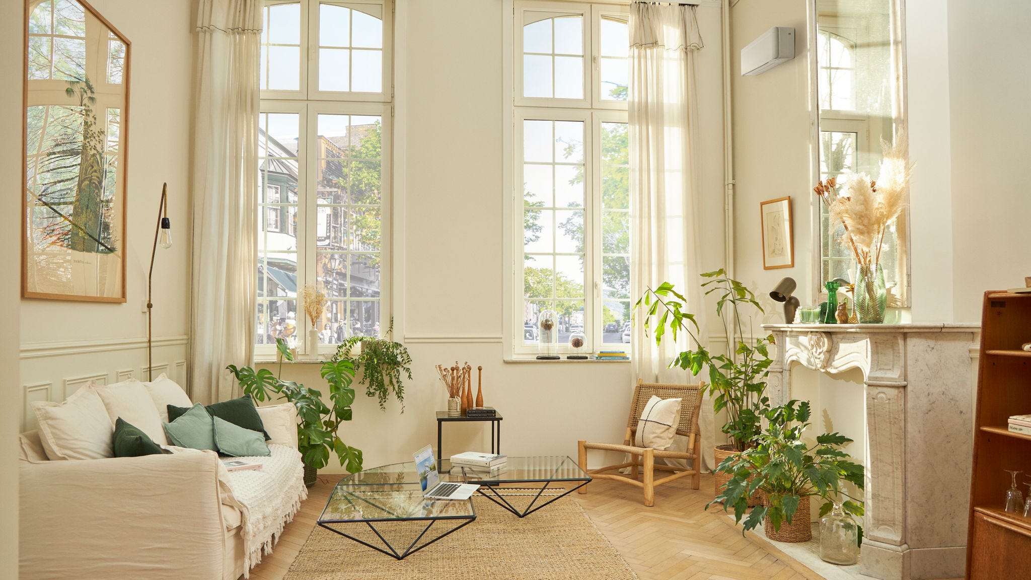 Lepo urejena dnevna soba z belo stensko klimatsko napravo