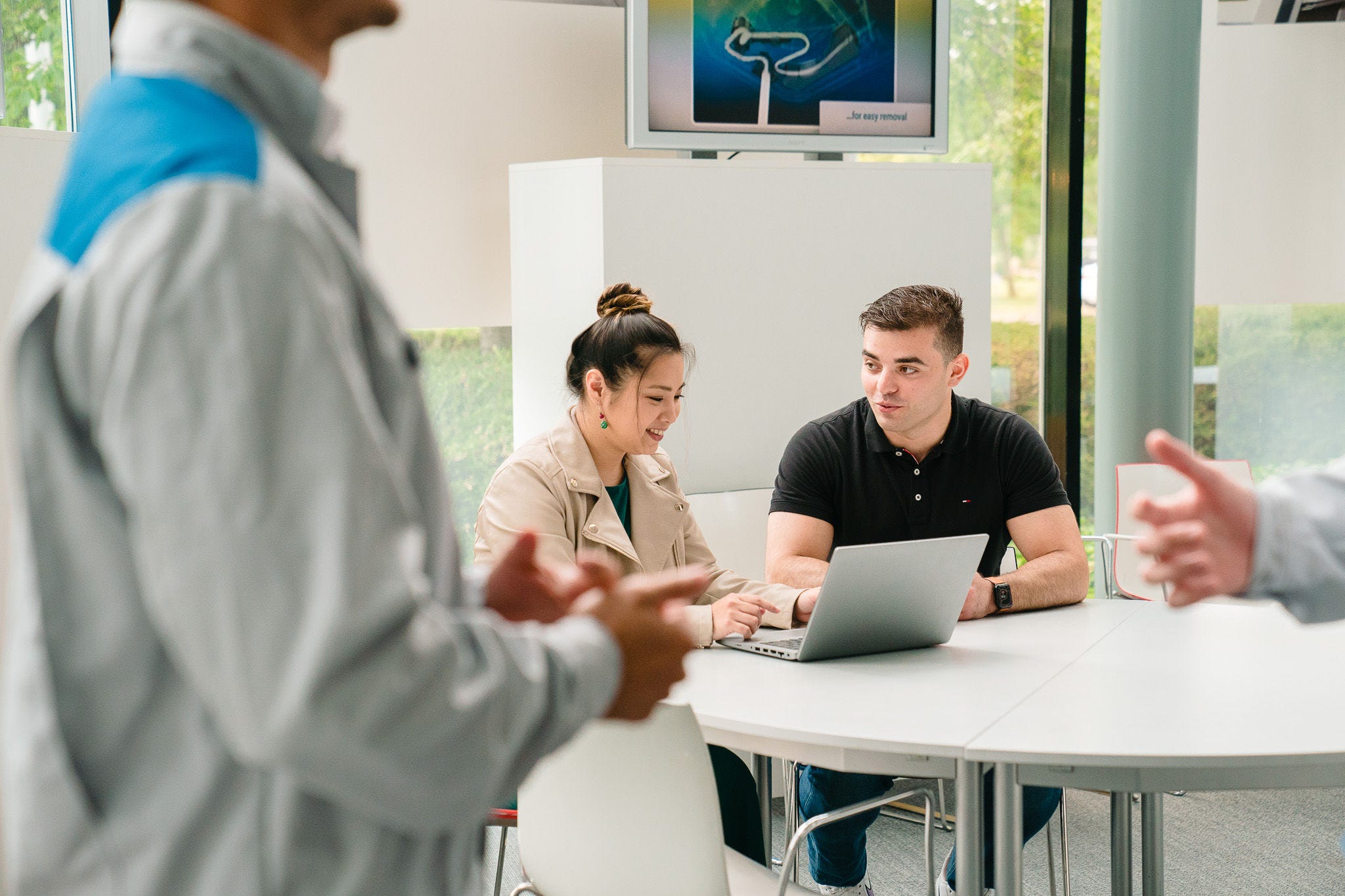 Ženska moškemu razlaga nekaj na prenosniku