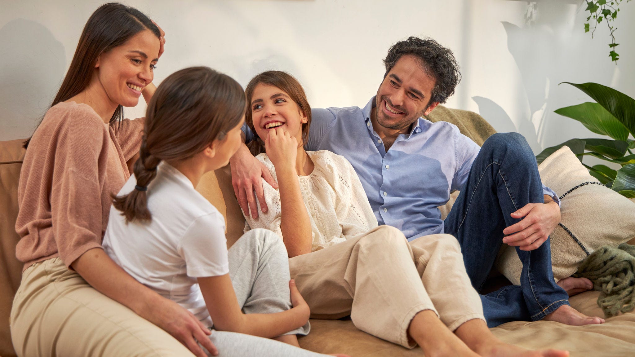 Družina, ki počiva na kavču