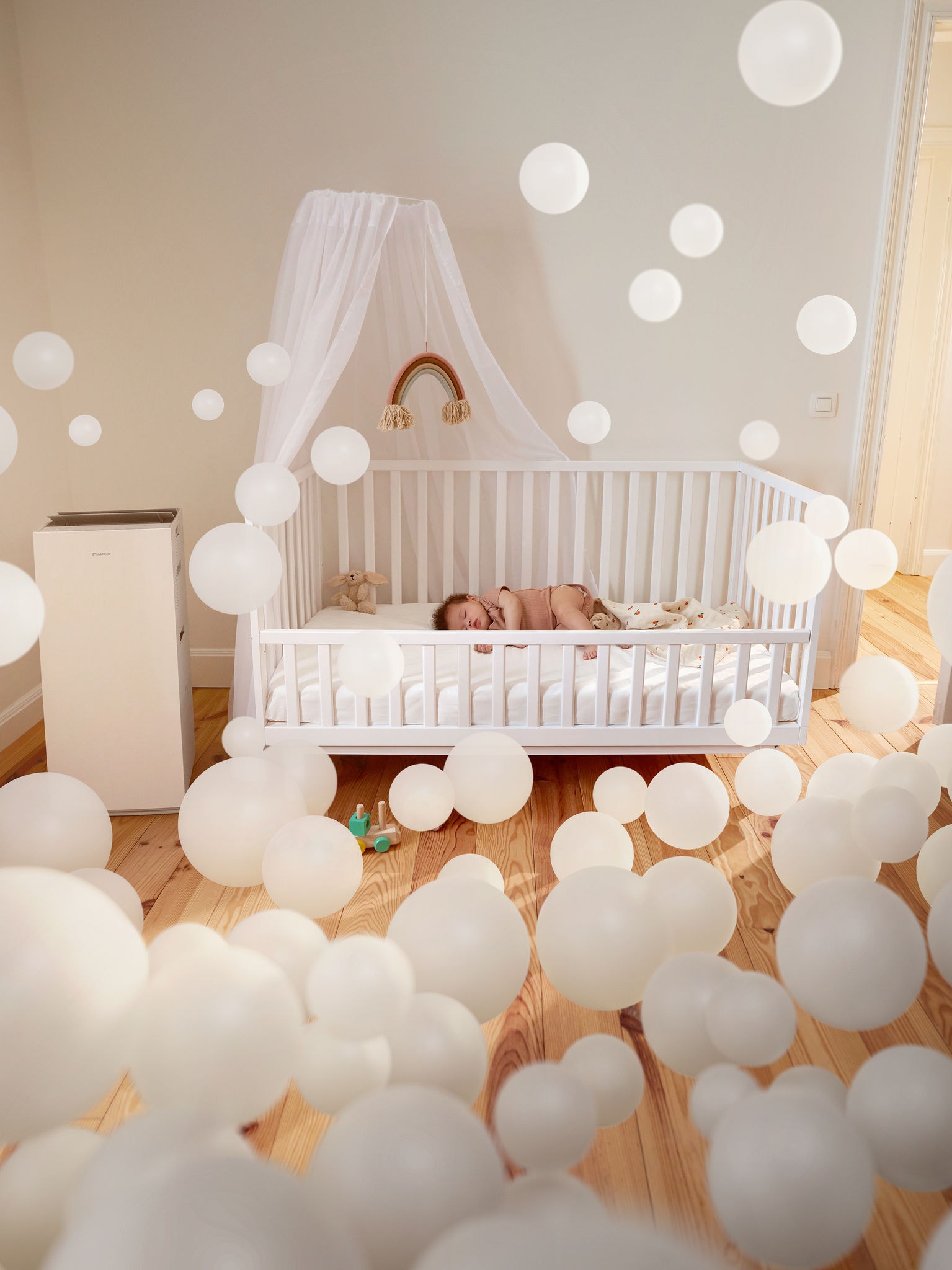 Dojenček mirno spi v otroški sobi s čistilnikom zraka in uživa v čistem ter zdravem zraku