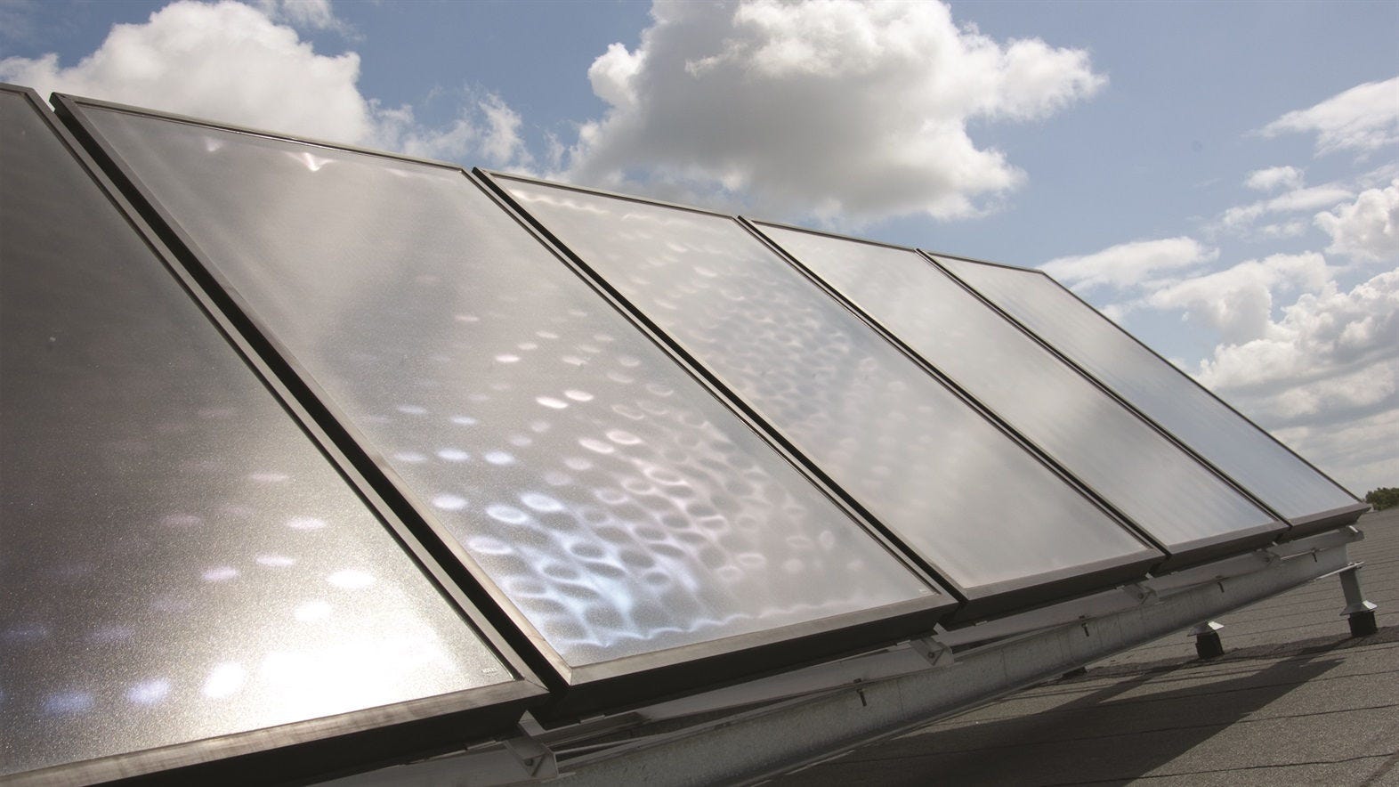Solarni paneli, ki poganjajo toplotno črpalko Daikin za energetsko učinkovito ogrevanje doma