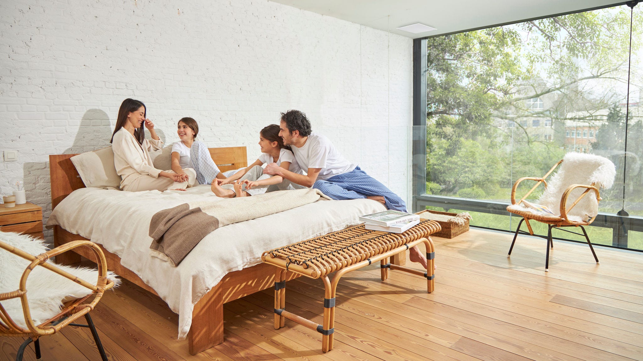 Štiričlanska družina uživa v dobro prezračeni spalnici