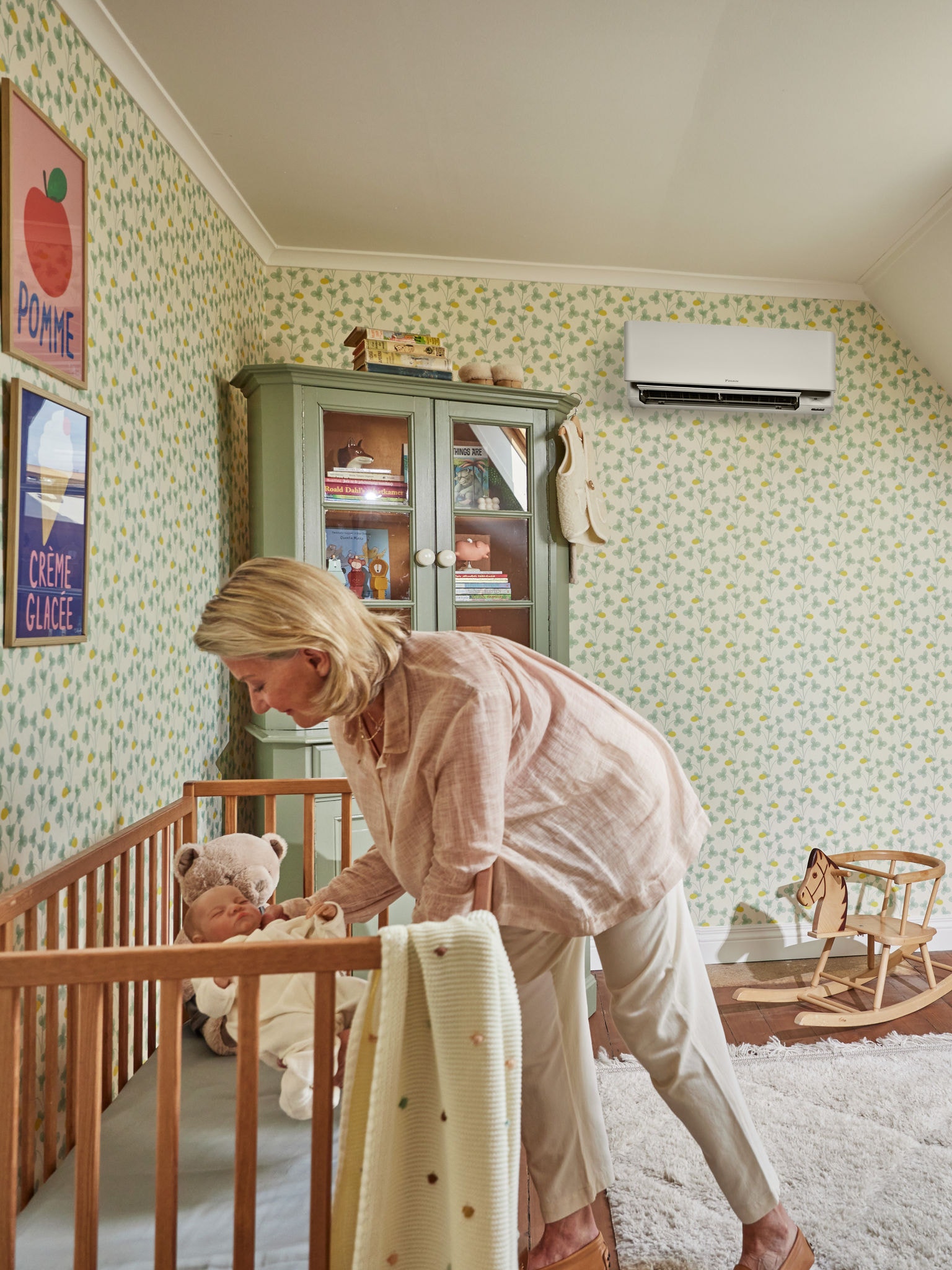 Mama ponoči daje otroka spat