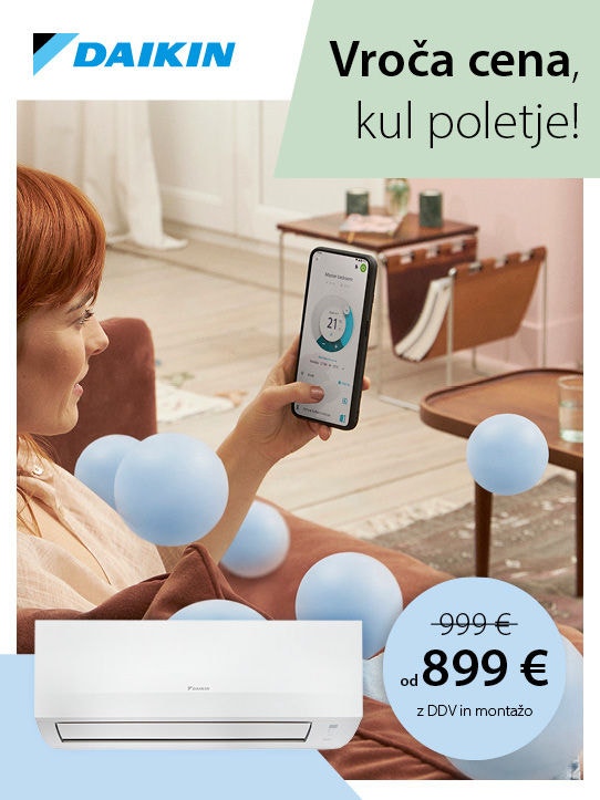 Moški s slušalkami poležava na kavču in brska po mobilnem telefonu