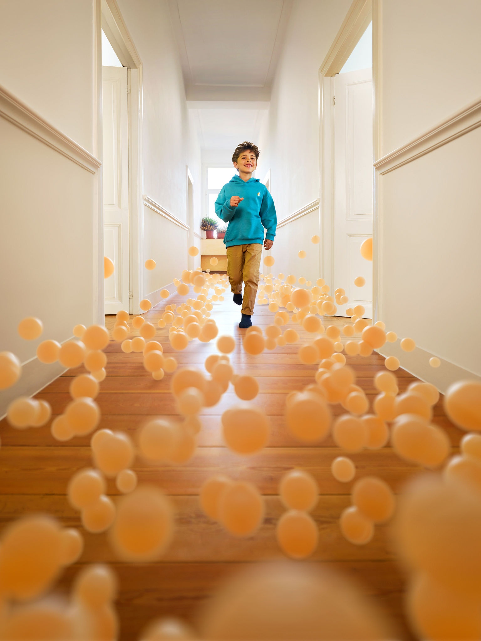 Deček teče po hodniku hiše pri popolni temperaturi zaradi toplotne črpalke zrak–voda