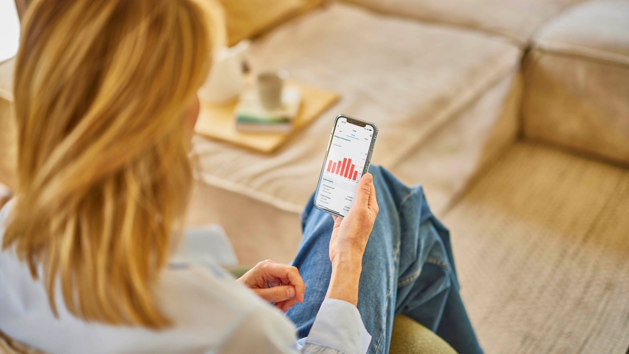 Ženska z aplikacijo Onecta upravlja svojo prezračevalno napravo