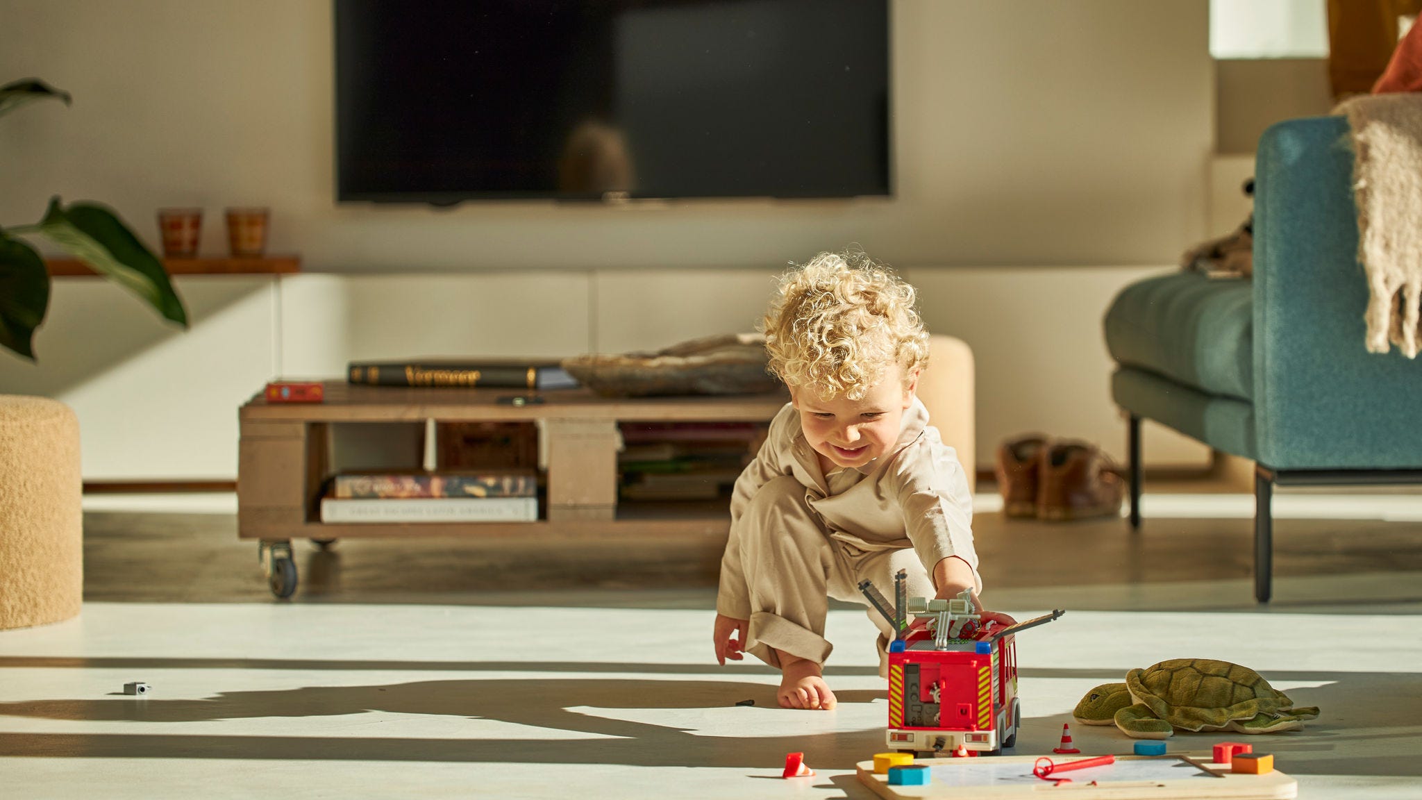 Otrok, ki se igra s svojimi igračami