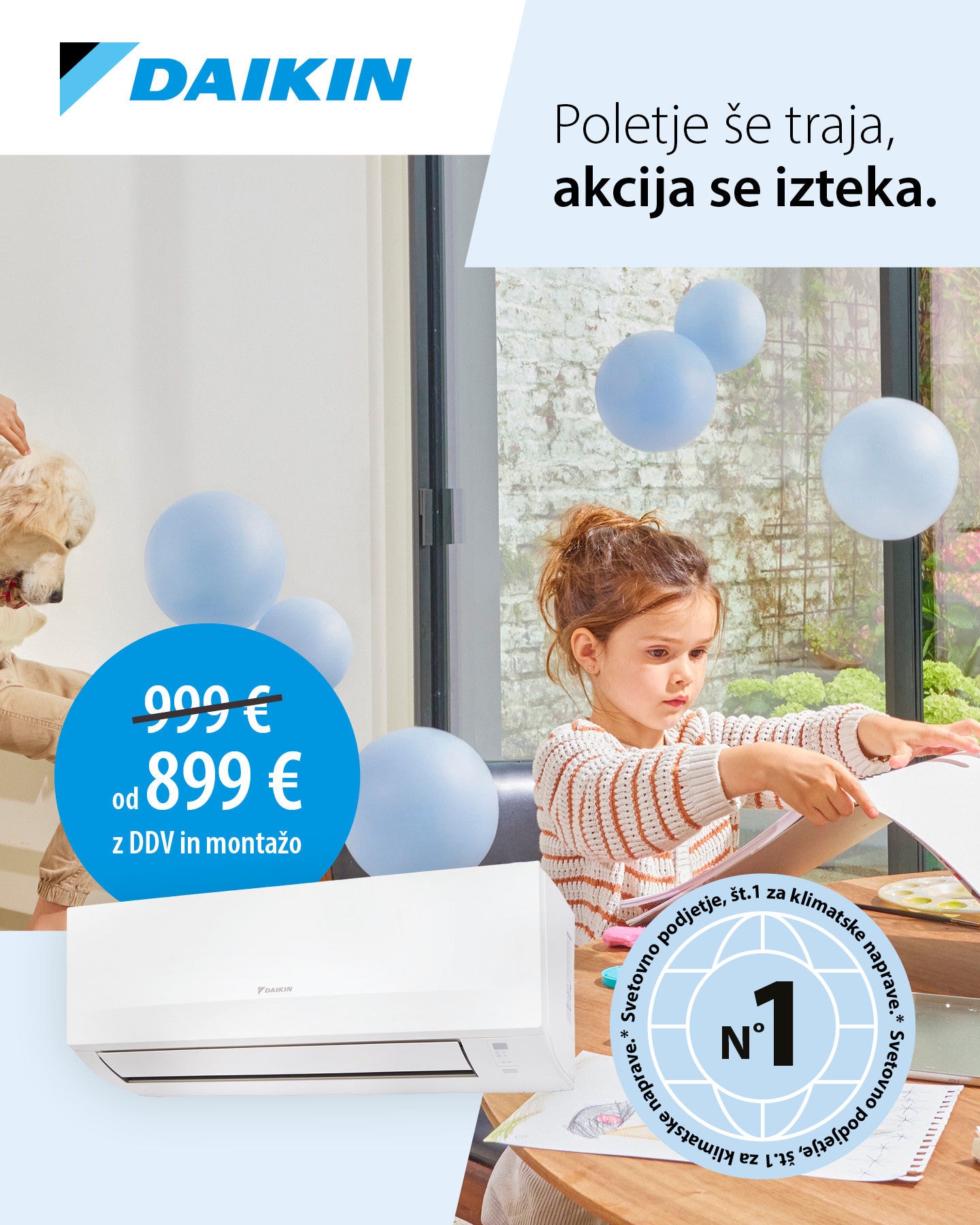 Moški s slušalkami poležava na kavču in brska po mobilnem telefonu