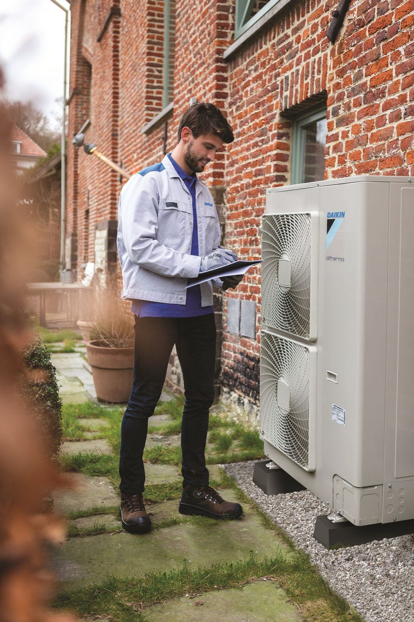 Moški vgrajuje zunanjo enoto