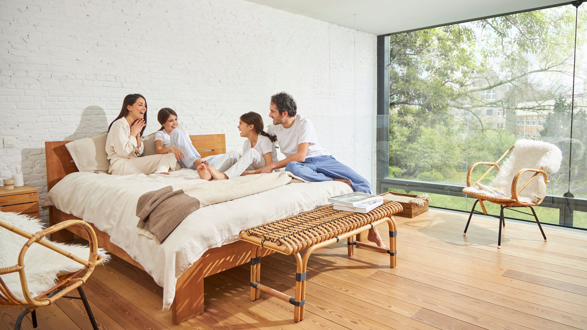 Štiričlanska družina uživa svež zrak v dnevni sobi zaradi prezračevanja