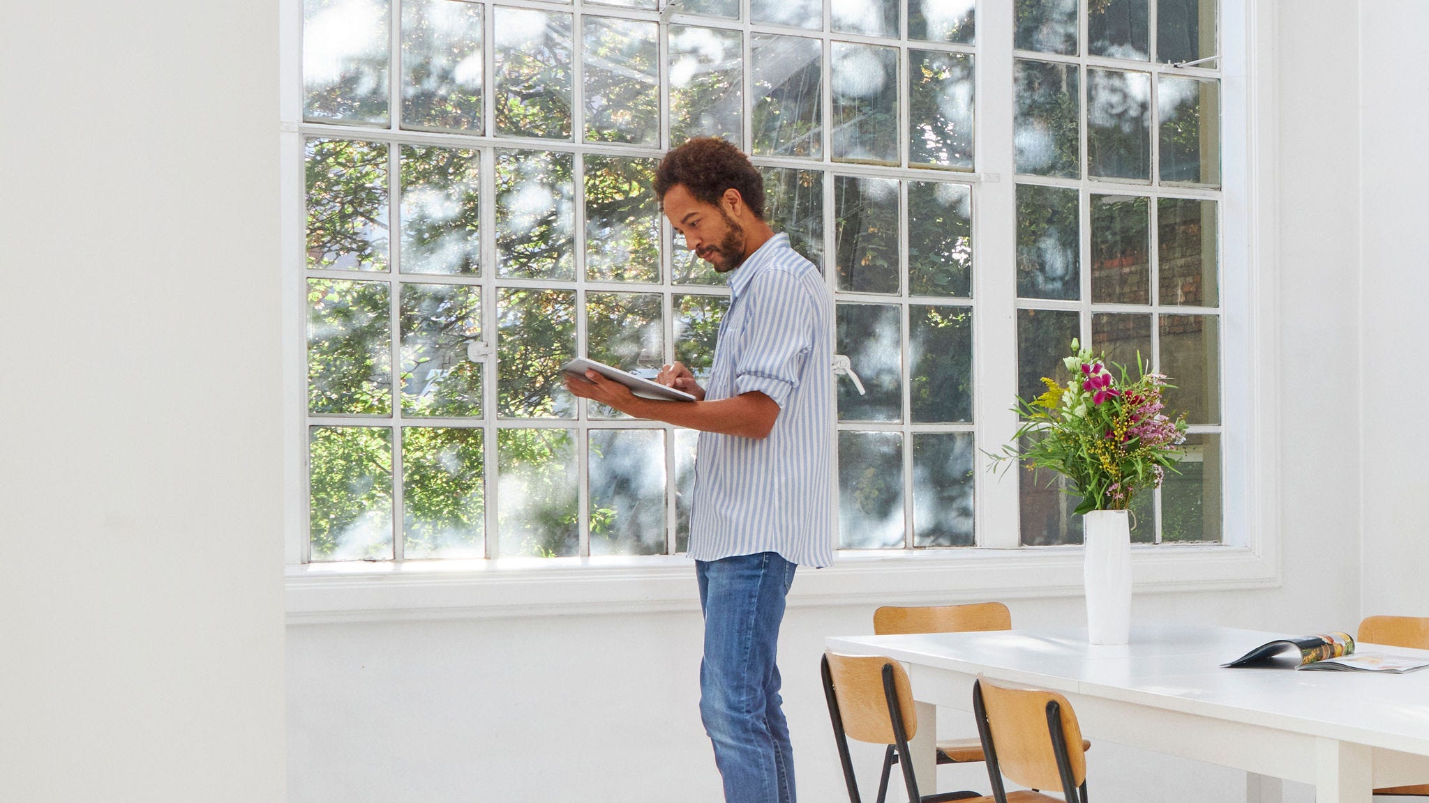 Moški raziskuje toplotne črpalke Daikin za zamenjavo svojega trenutnega ogrevalnega sistema