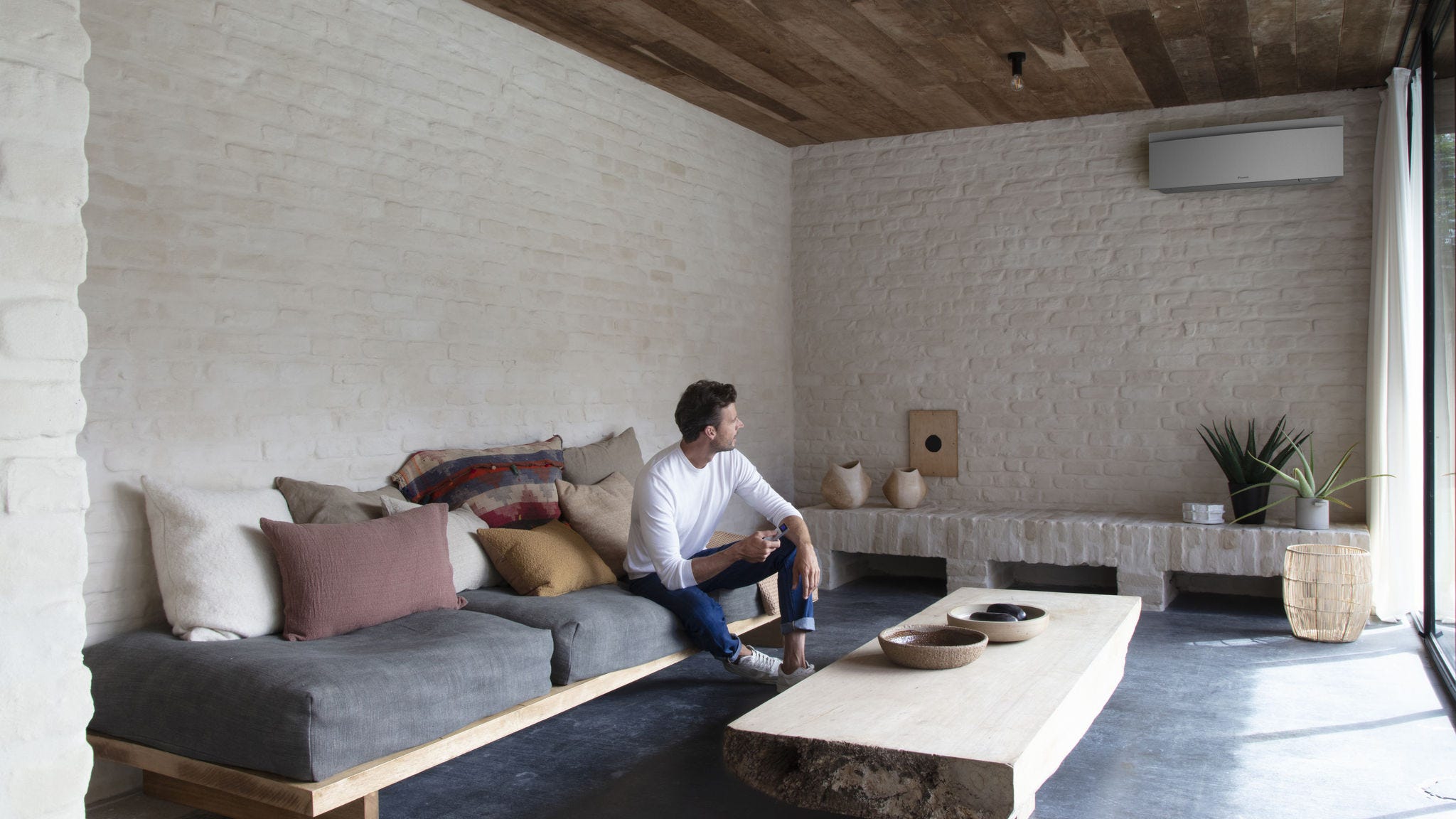 Monter vgrajuje notranjo enoto Stylish na steno