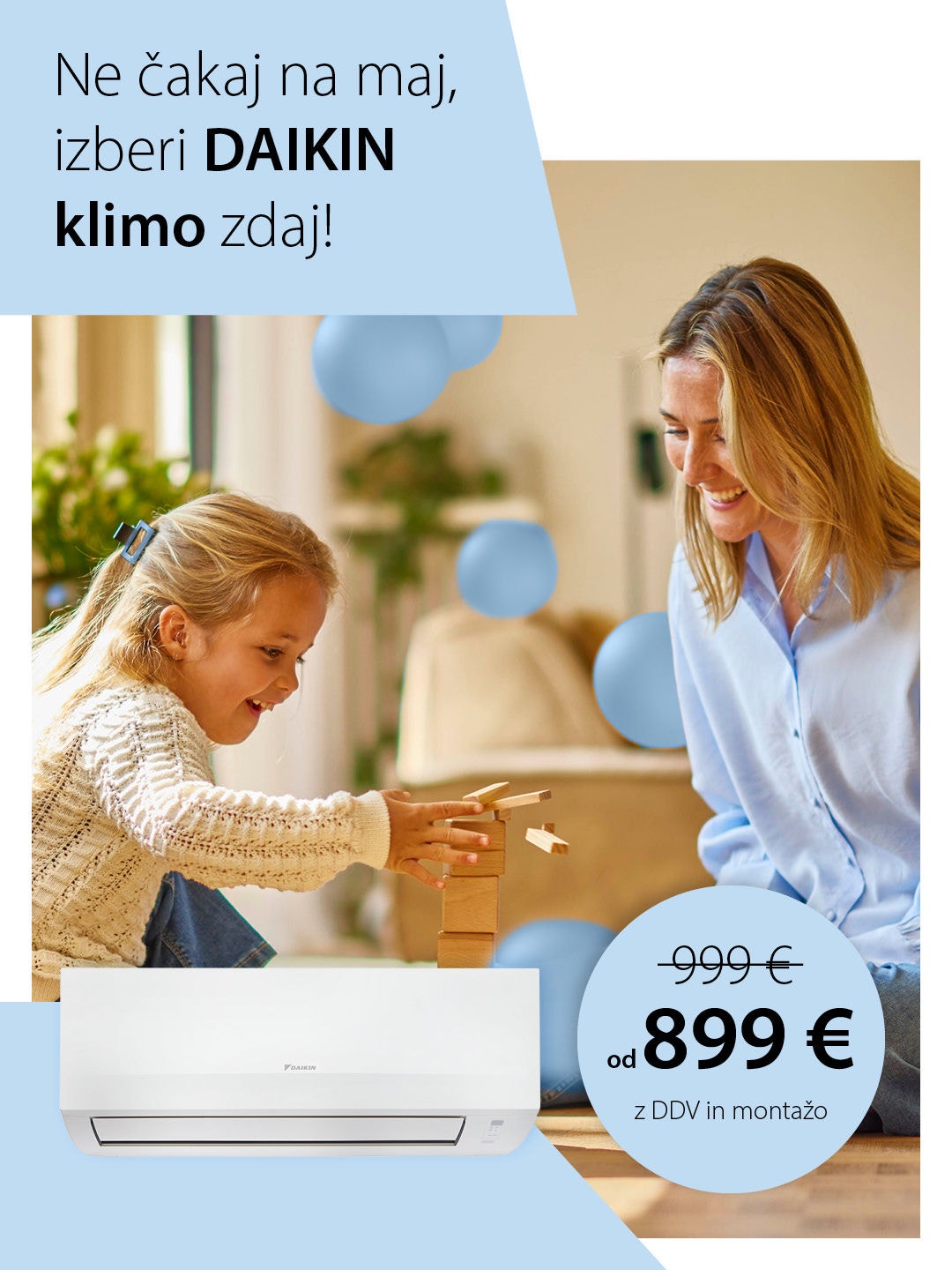 Moški s slušalkami poležava na kavču in brska po mobilnem telefonu