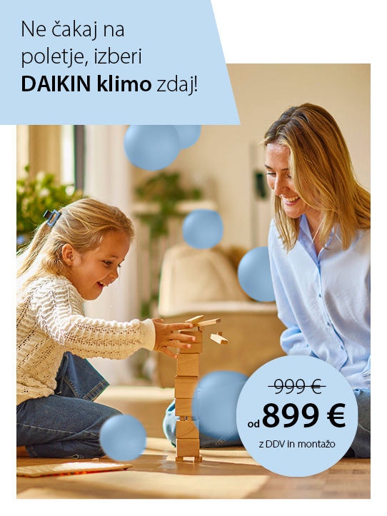 Moški s slušalkami poležava na kavču in brska po mobilnem telefonu