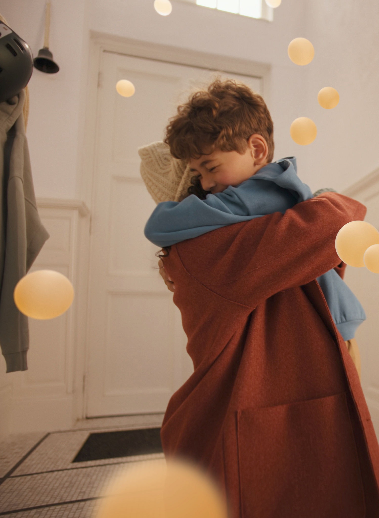 Mati in sin se toplo objemata v elegantnem ter mirnem bivalnem prostoru, kjer uživata v kot šepet tihem udobju toplotne črpalke zrak–zrak Daikin