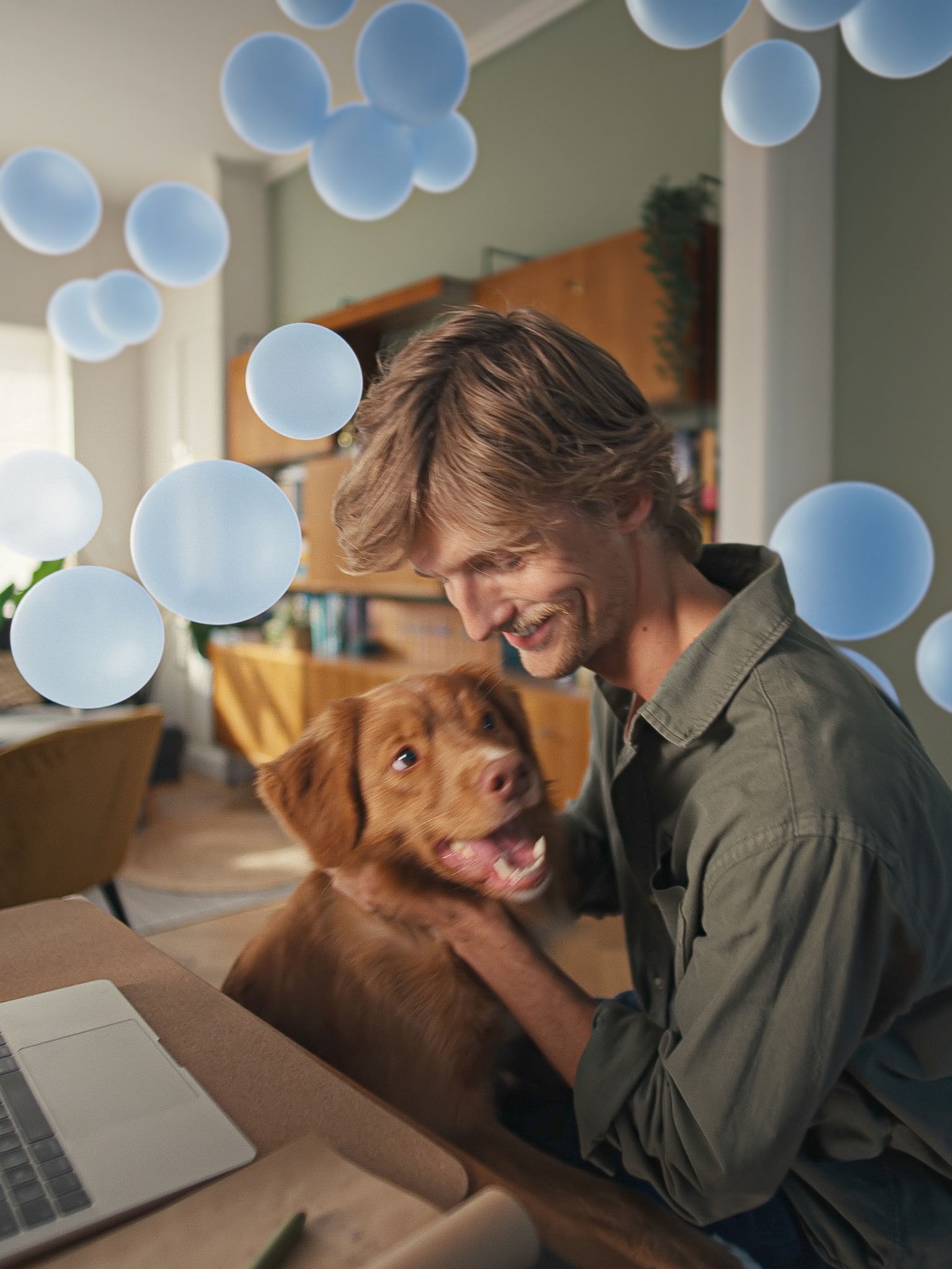 Mladenič za pisalno mizo s psom uživa v mirnem udobju in pametni klimatizaciji