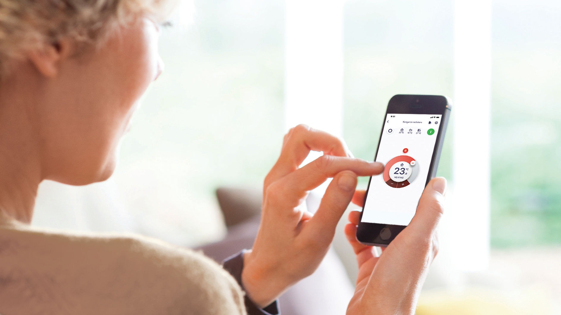 Ženska uporablja aplikacijo Onecta na svojem pametnem telefonu