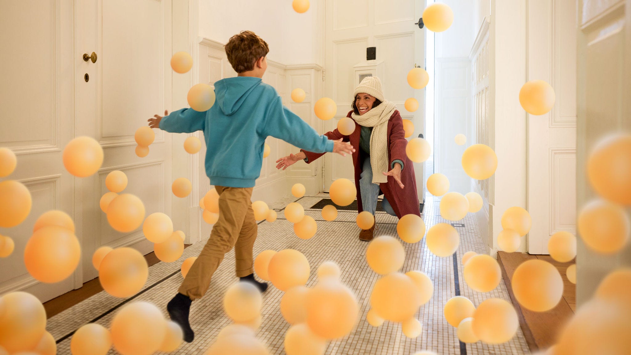 Oče se igra z otrokom na tleh