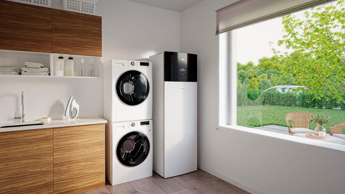 Rezervoar za toplotno črpalko vgrajen v pralnici.