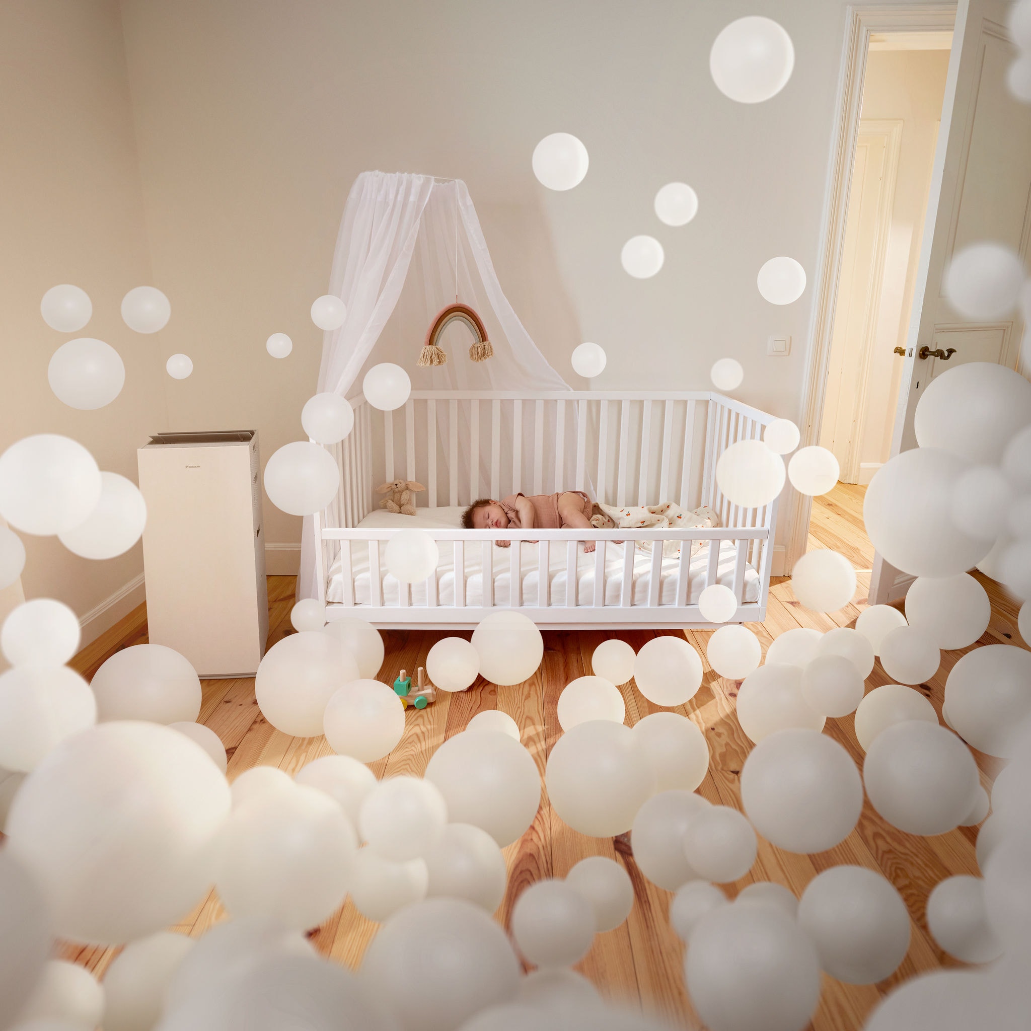 Dojenček mirno spi v otroški sobi s čistilnikom zraka in uživa v čistem ter zdravem zraku