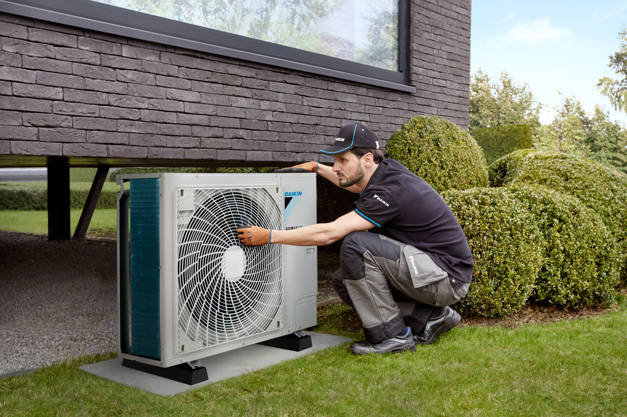 Inženir servisira toplotno črpalko Daikin
