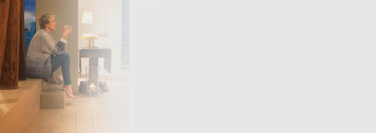 Ženska greje skodelico kave