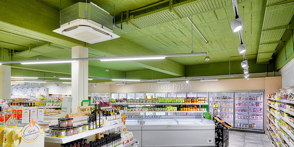 trgovina z živili s stropno enoto HVAC