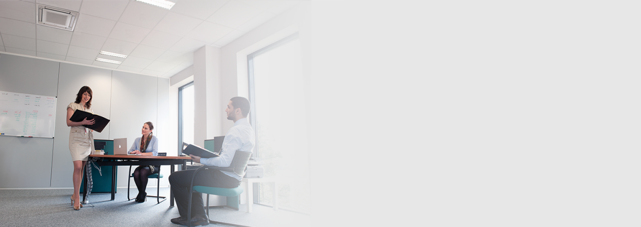 Trije ljudje med sestankom v pisarni