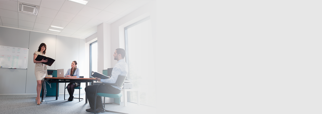 Trije ljudje med sestankom v pisarni